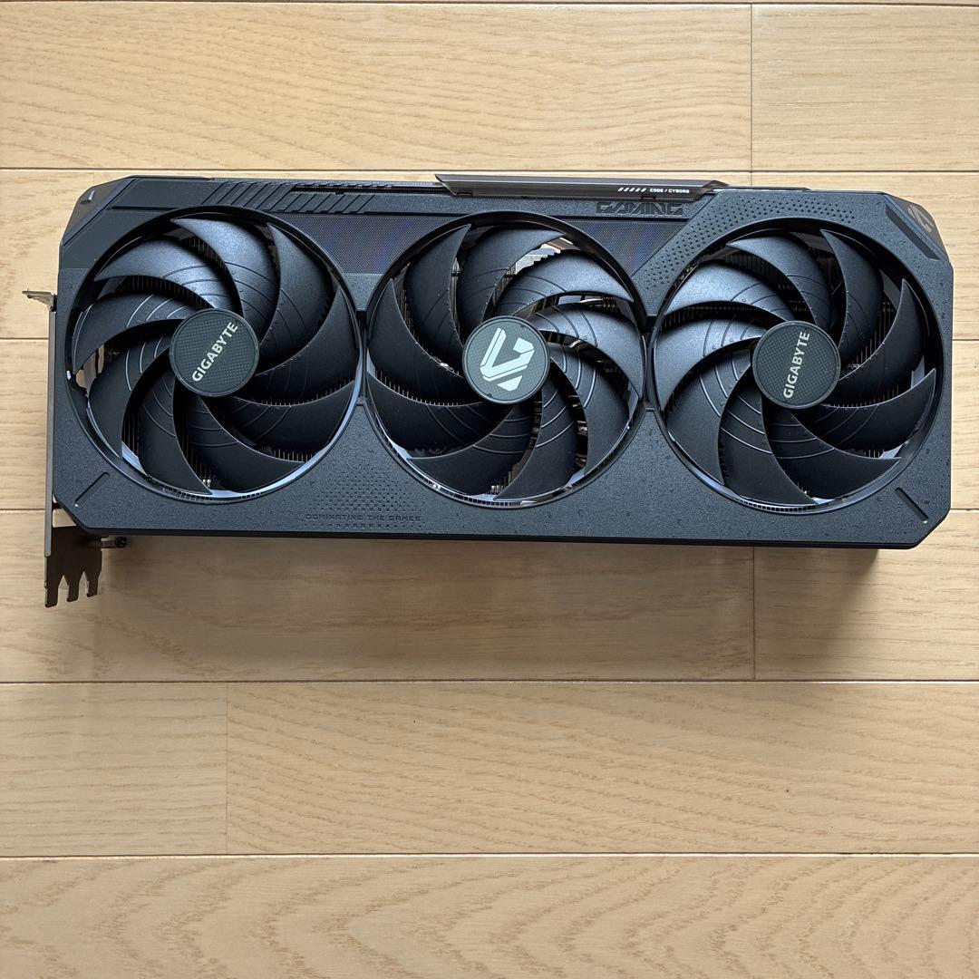 gigabyte RTX5090 ヒートシンク ファン　バックプレート　LED