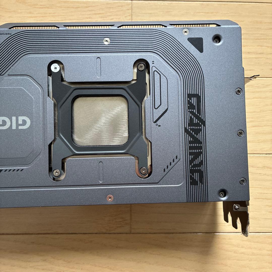 gigabyte RTX5090 ヒートシンク ファン　バックプレート　LED