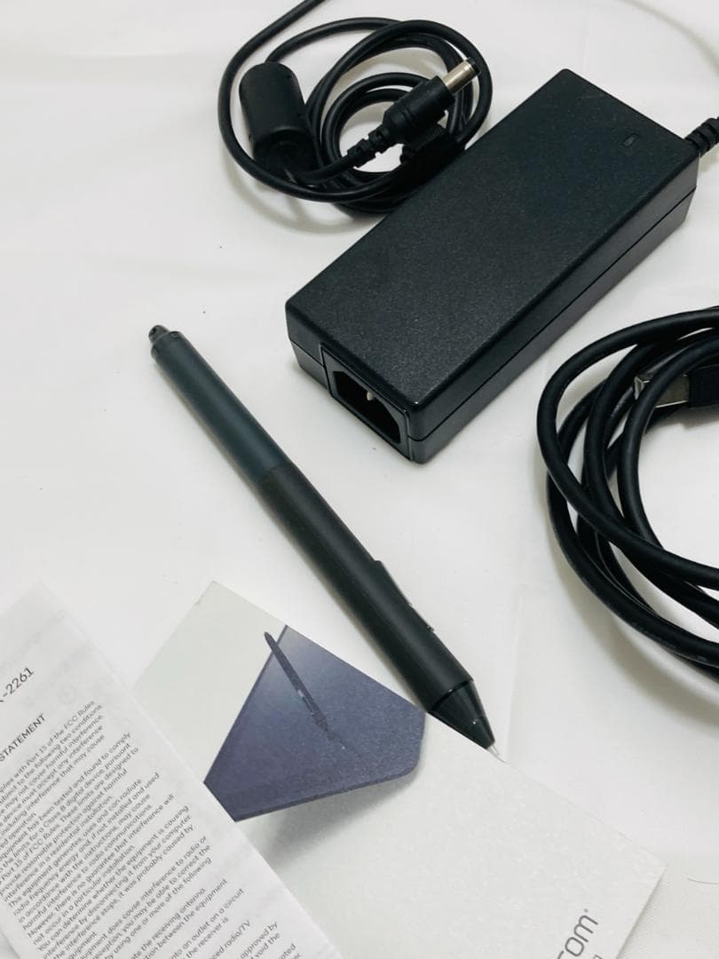 Wacom Cintiq 22 DTK-2260 ペンタブレット 通電ジャンク