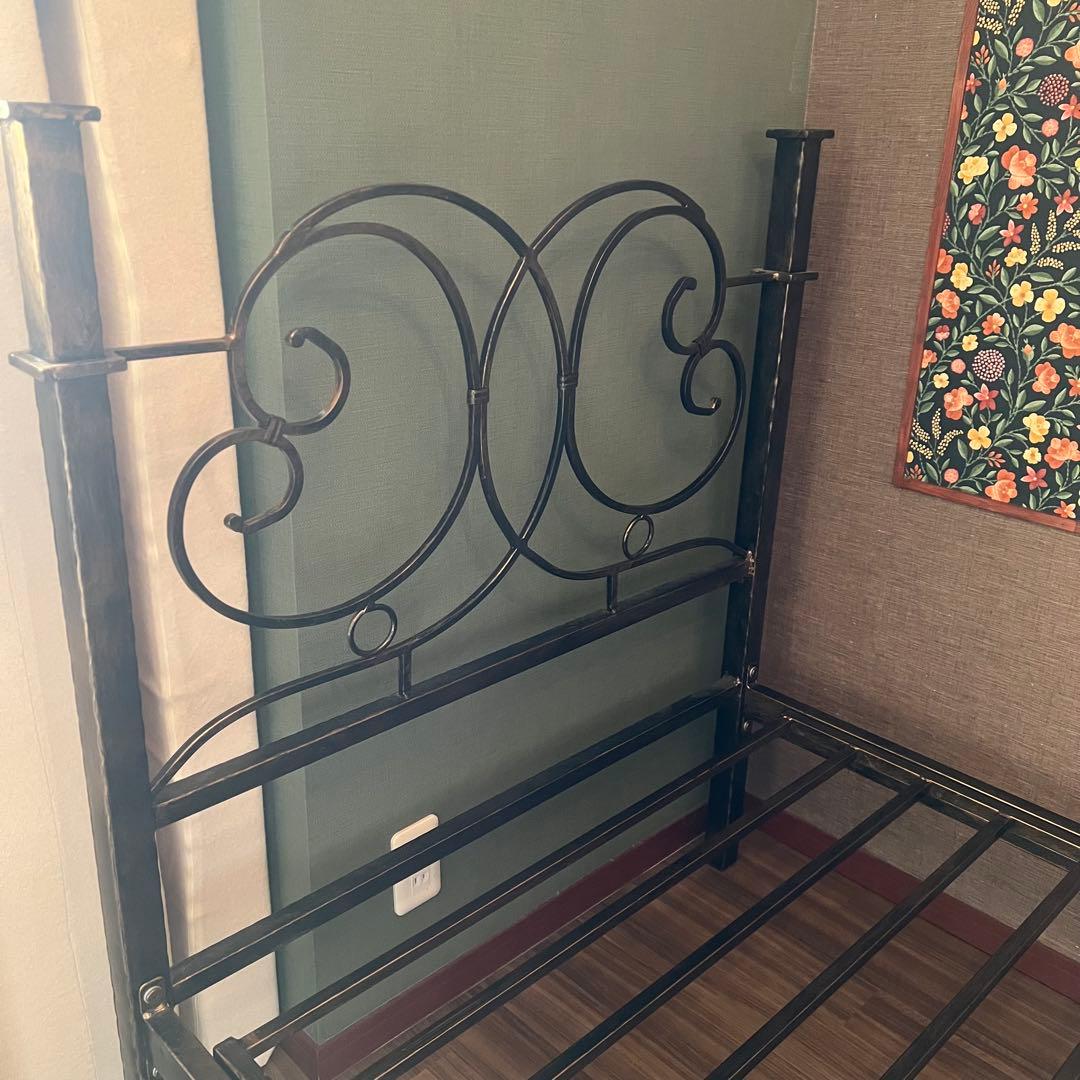 シングルベッドフレーム 金属製 アイアン　ゴールド　アンティーク風