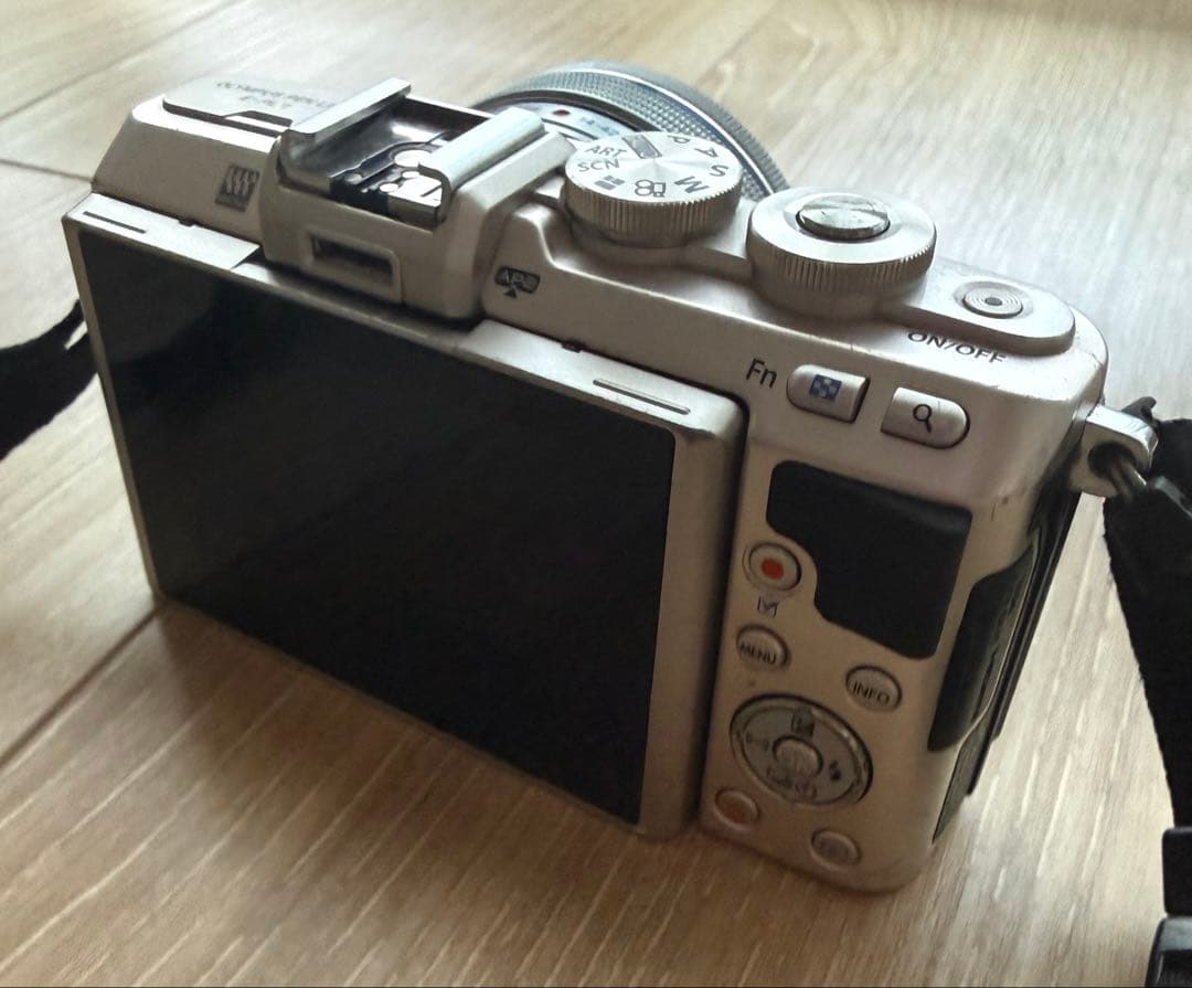 Olympus PEN Lite E-PL7 ミラーレスカメラ 本体とレンズ