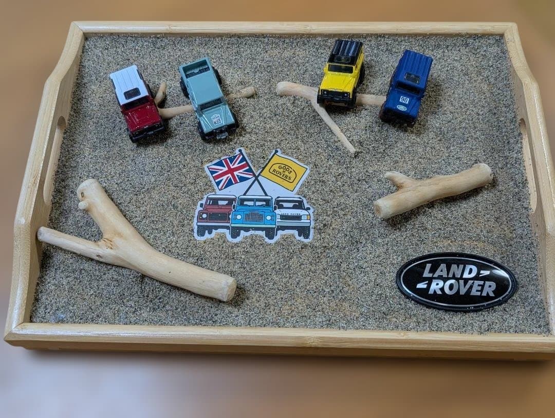 ランドローバー９０のデザインを施した竹製ジオラマ風テーブル