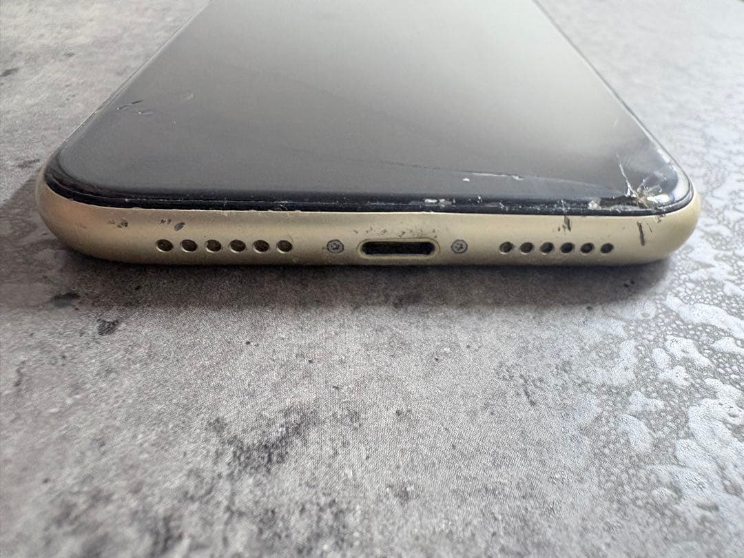 iPhone X 本体 画面割れ・液晶表示ムラあり 初期化済み