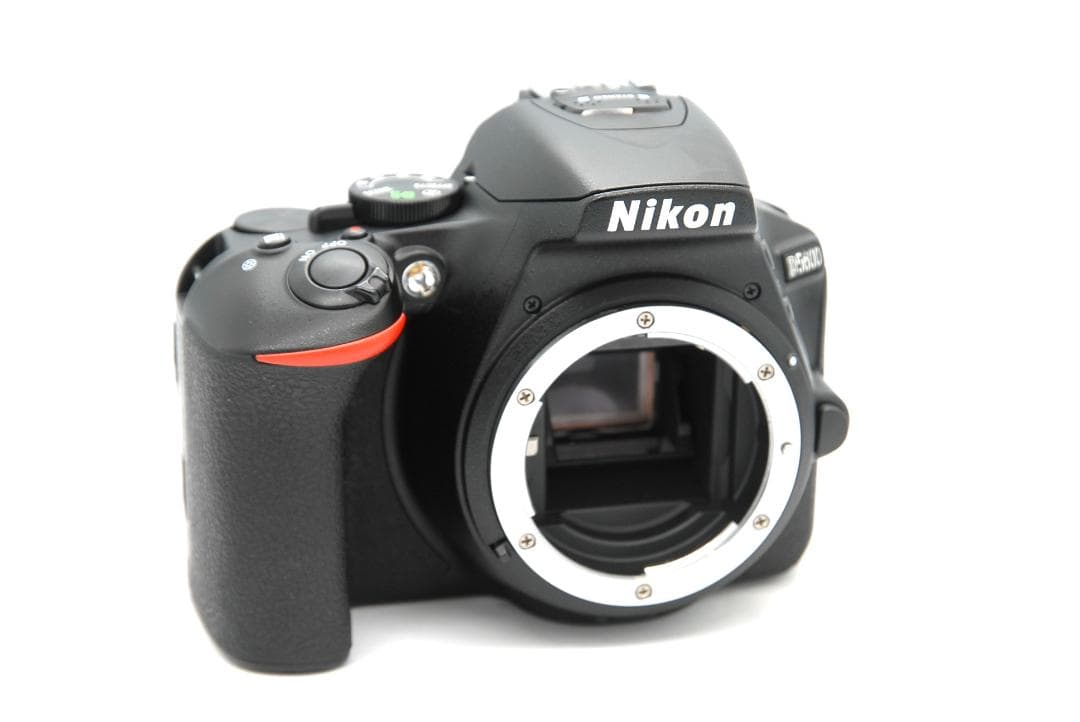ショット数8466枚 Nikon D5600 レンズキット 美品 Wi-Fi付き