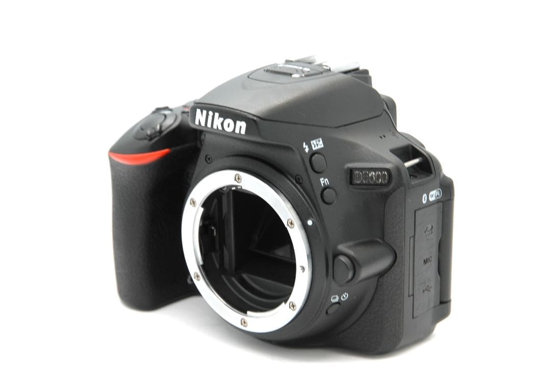 ショット数8466枚 Nikon D5600 レンズキット 美品 Wi-Fi付き