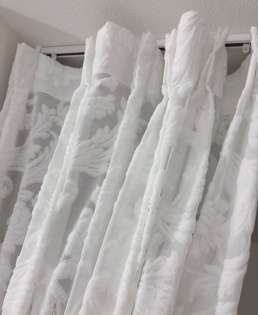 エレガントな白い花柄ドレープカーテン