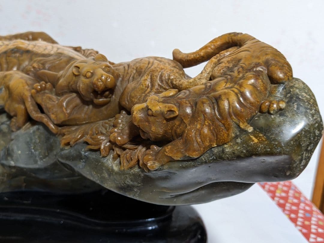 ♦中国古美術品 透かし彫り 草花文様 群虎 天然石 置物飾り 玉石文化 骨董品