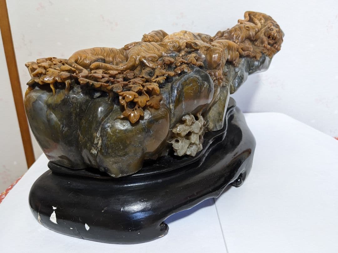 ♦中国古美術品 透かし彫り 草花文様 群虎 天然石 置物飾り 玉石文化 骨董品
