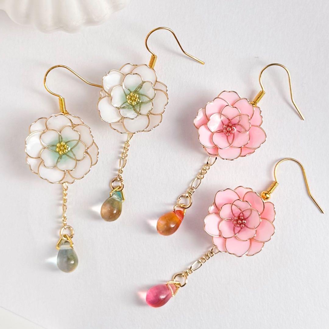 八重桜のロングピアス／イヤリング　緑　春ピアス　ディップアート　お花見アクセ