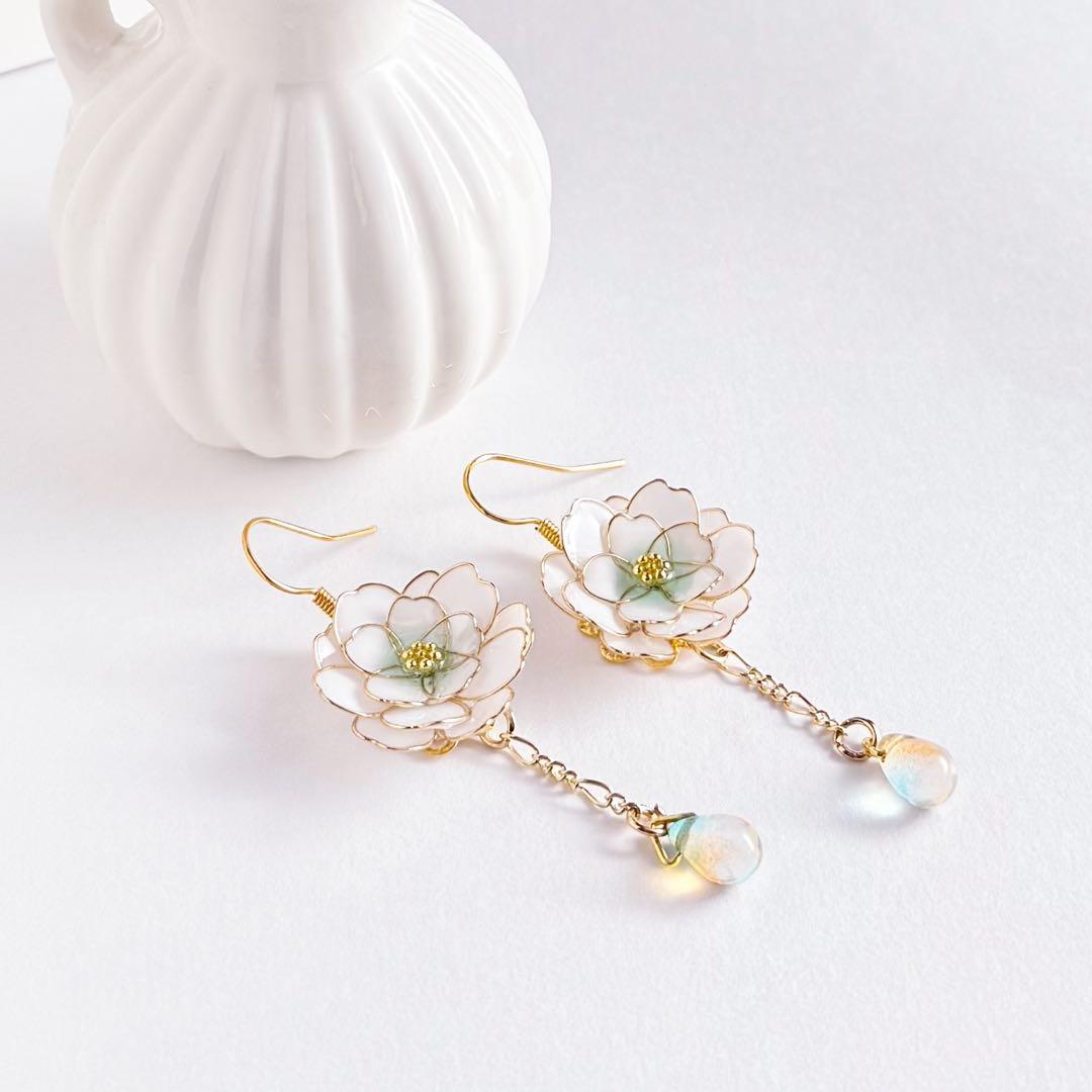 八重桜のロングピアス／イヤリング　緑　春ピアス　ディップアート　お花見アクセ