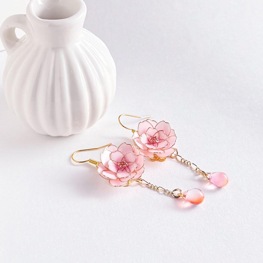 八重桜のロングピアス／イヤリング　緑　春ピアス　ディップアート　お花見アクセ