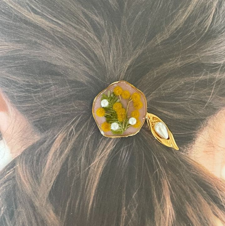 押し花フレッシュミモザ❤くすみピンクの変形ヘアゴム❤蕾のパールチャーム付き♪