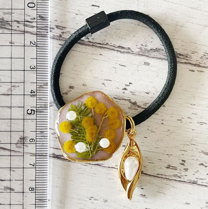 押し花フレッシュミモザ❤くすみピンクの変形ヘアゴム❤蕾のパールチャーム付き♪