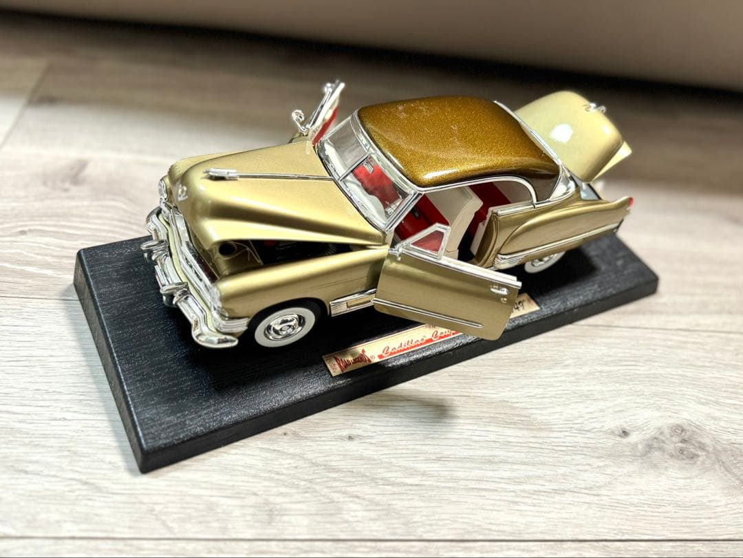 ダイキャストミニカー　1/18 キャデラック　ゴールド