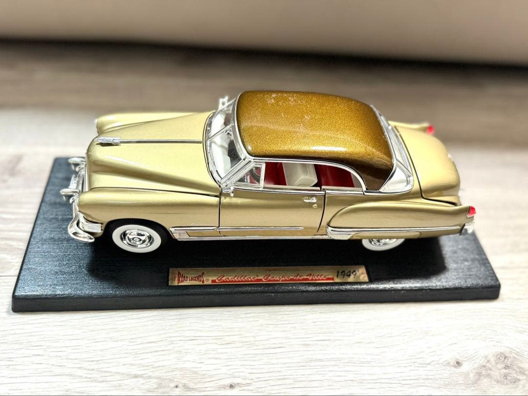 ダイキャストミニカー　1/18 キャデラック　ゴールド