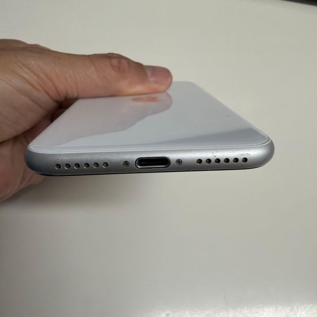 iPhoneSE 第二世代 ホワイト 64GB ※ジャンク品（画面ヒビ割れあり）