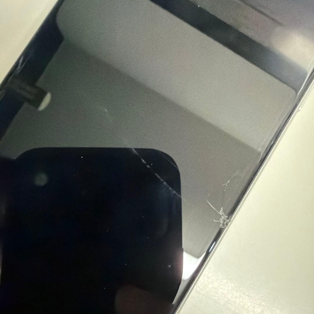 iPhoneSE 第二世代 ホワイト 64GB ※ジャンク品（画面ヒビ割れあり）