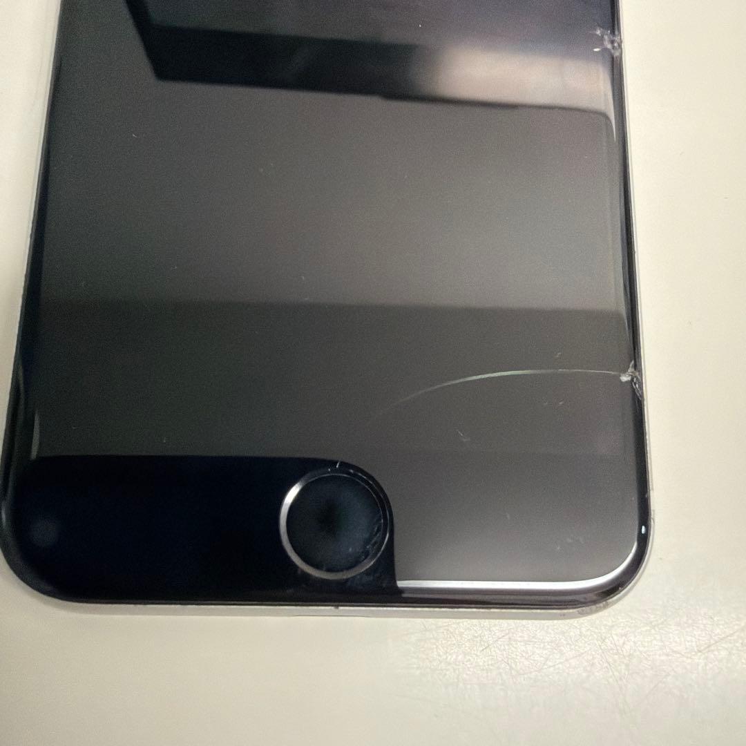 iPhoneSE 第二世代 ホワイト 64GB ※ジャンク品（画面ヒビ割れあり）