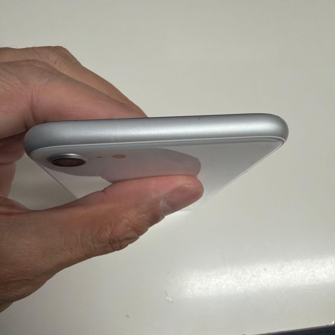 iPhoneSE 第二世代 ホワイト 64GB ※ジャンク品（画面ヒビ割れあり）