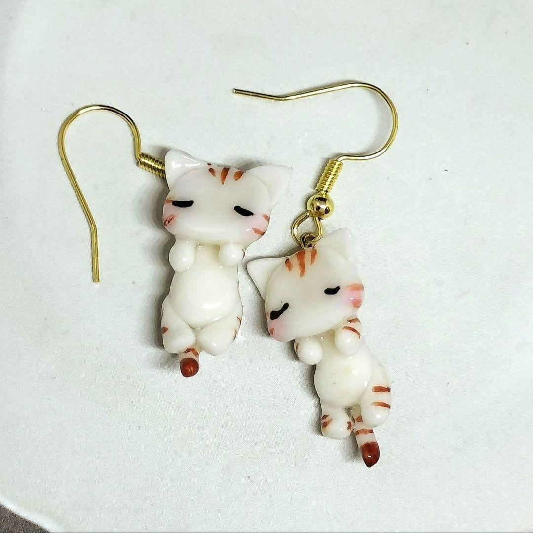 つままれにゃんこピアス