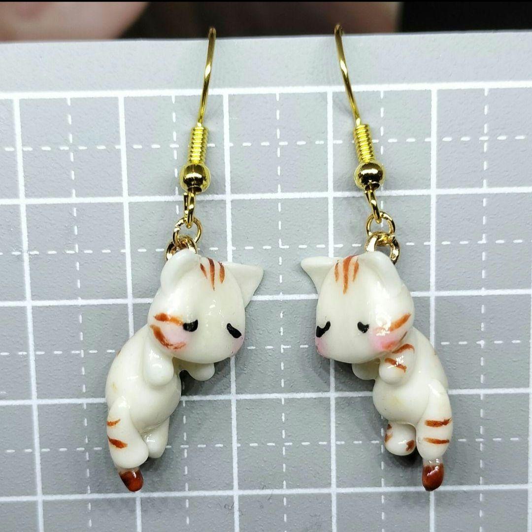 つままれにゃんこピアス