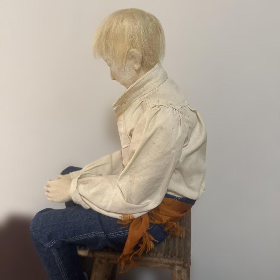 憂いのある男性　人形