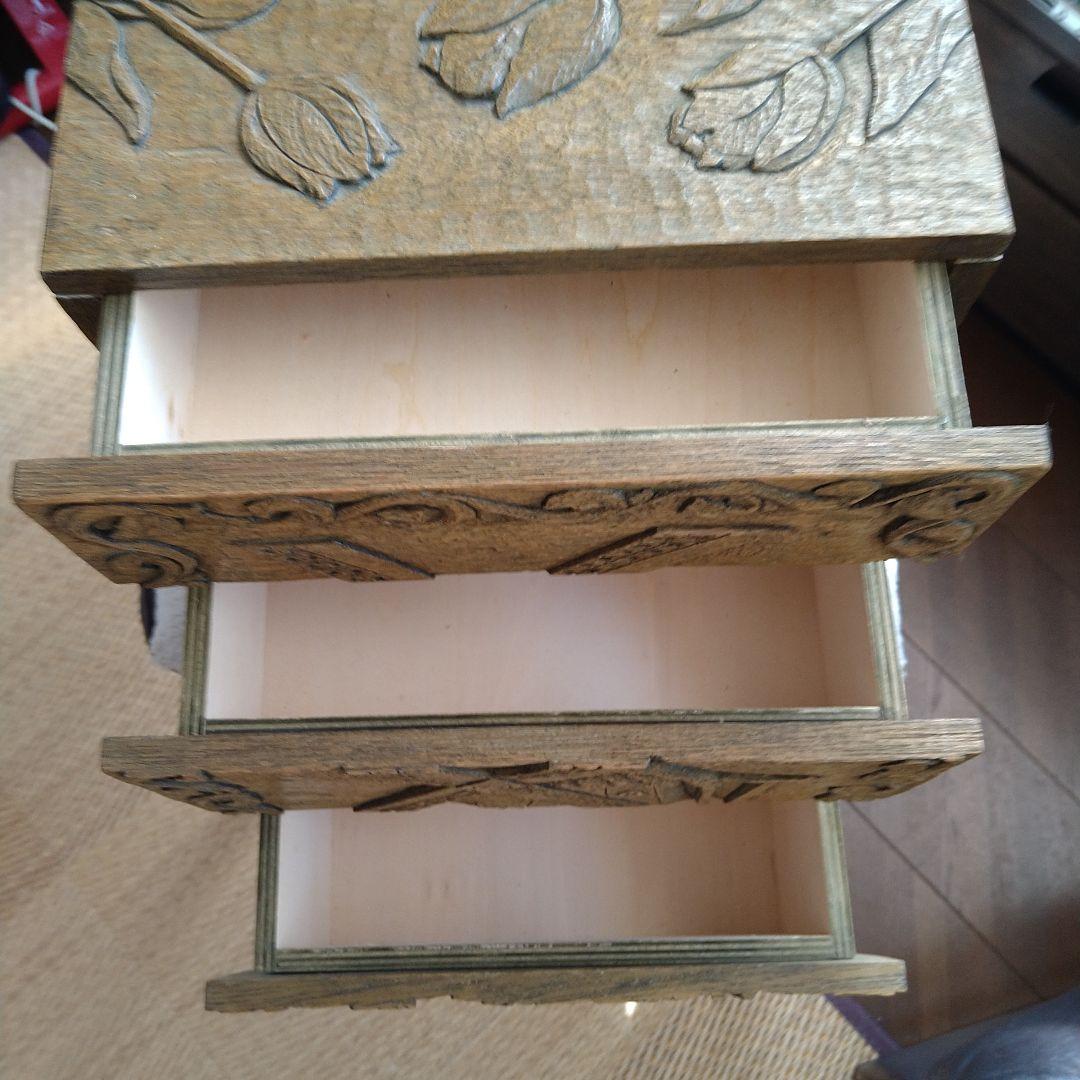 木彫りの3段チェスト