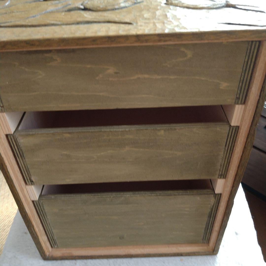 木彫りの3段チェスト