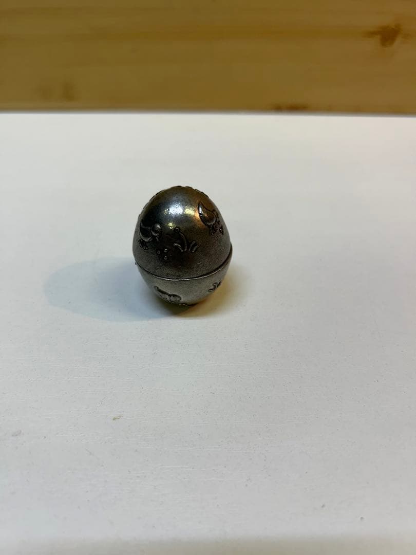 ダンフォースピューターの卵型の銀の小さな小物入れ