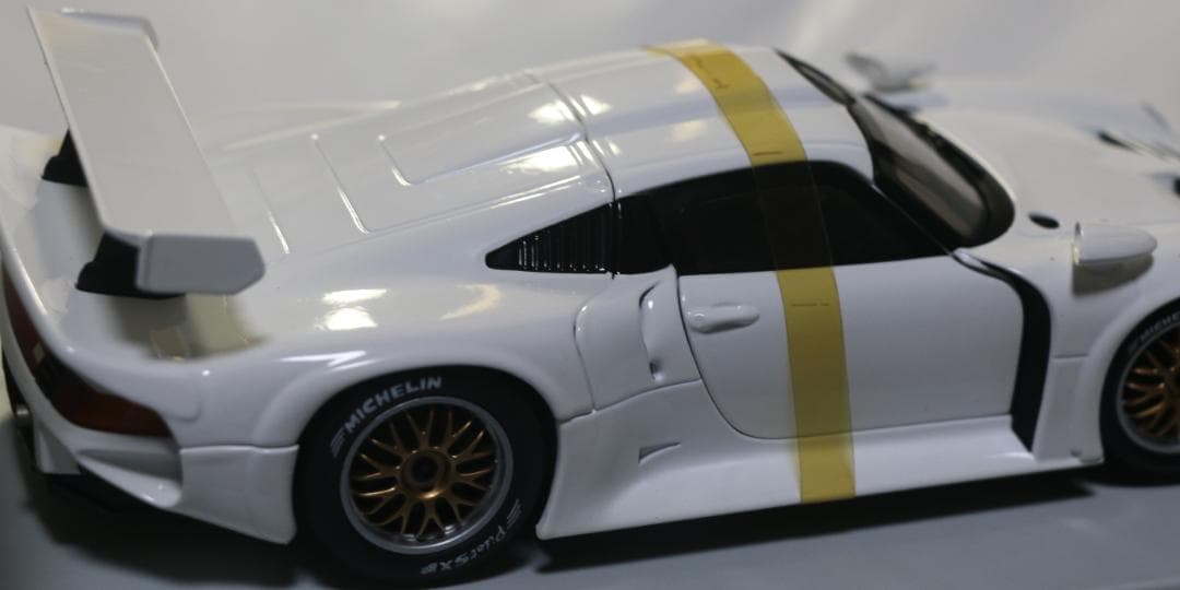 貴重　UTモデルズ製 ポルシェ９１１ＧＴ１　白　１／１８　中古品