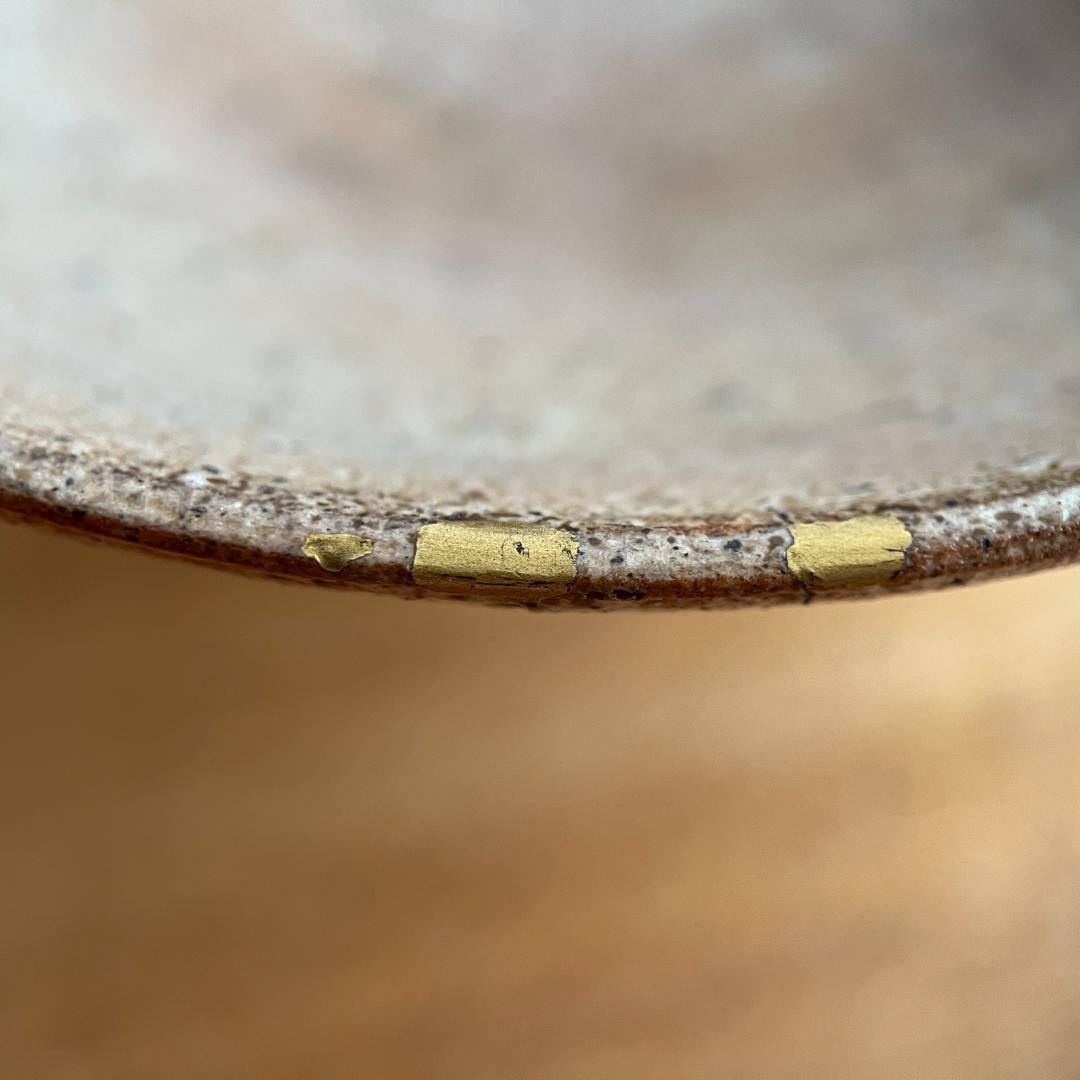 唐津茶碗 伝来記載箱・仕覆付 口部金繕い 高5.5cm φ14.0cm