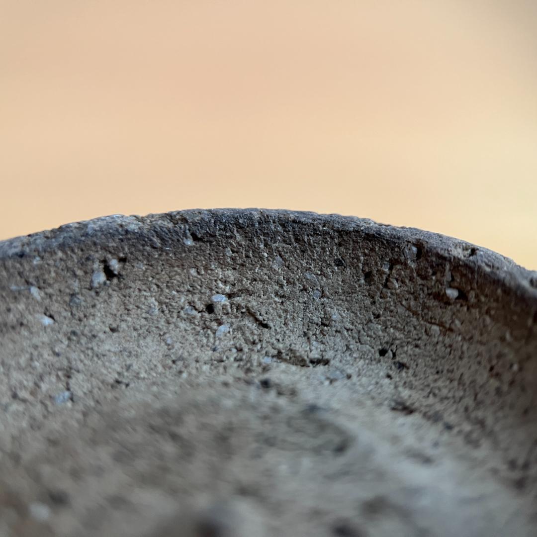 唐津茶碗 伝来記載箱・仕覆付 口部金繕い 高5.5cm φ14.0cm