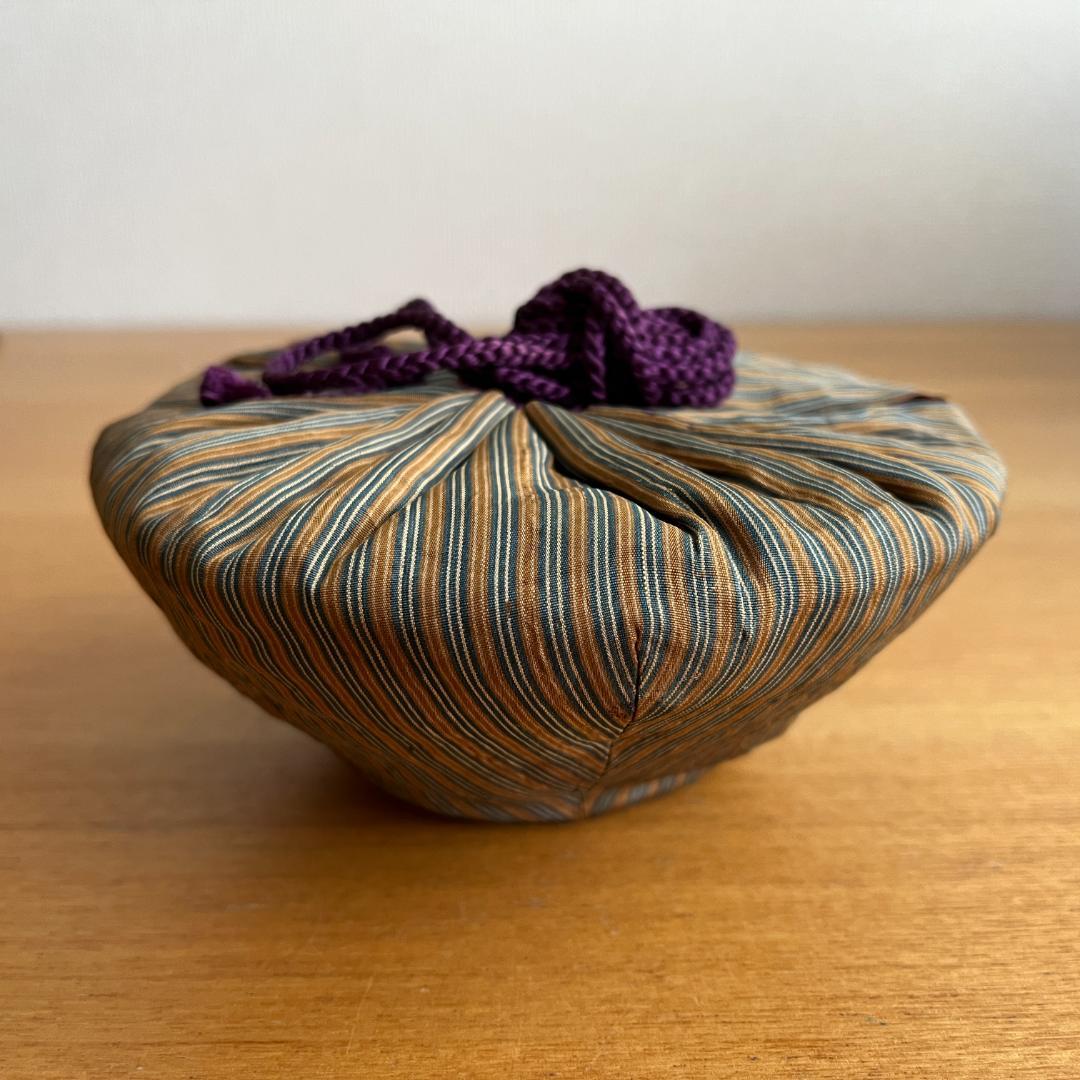 唐津茶碗 伝来記載箱・仕覆付 口部金繕い 高5.5cm φ14.0cm