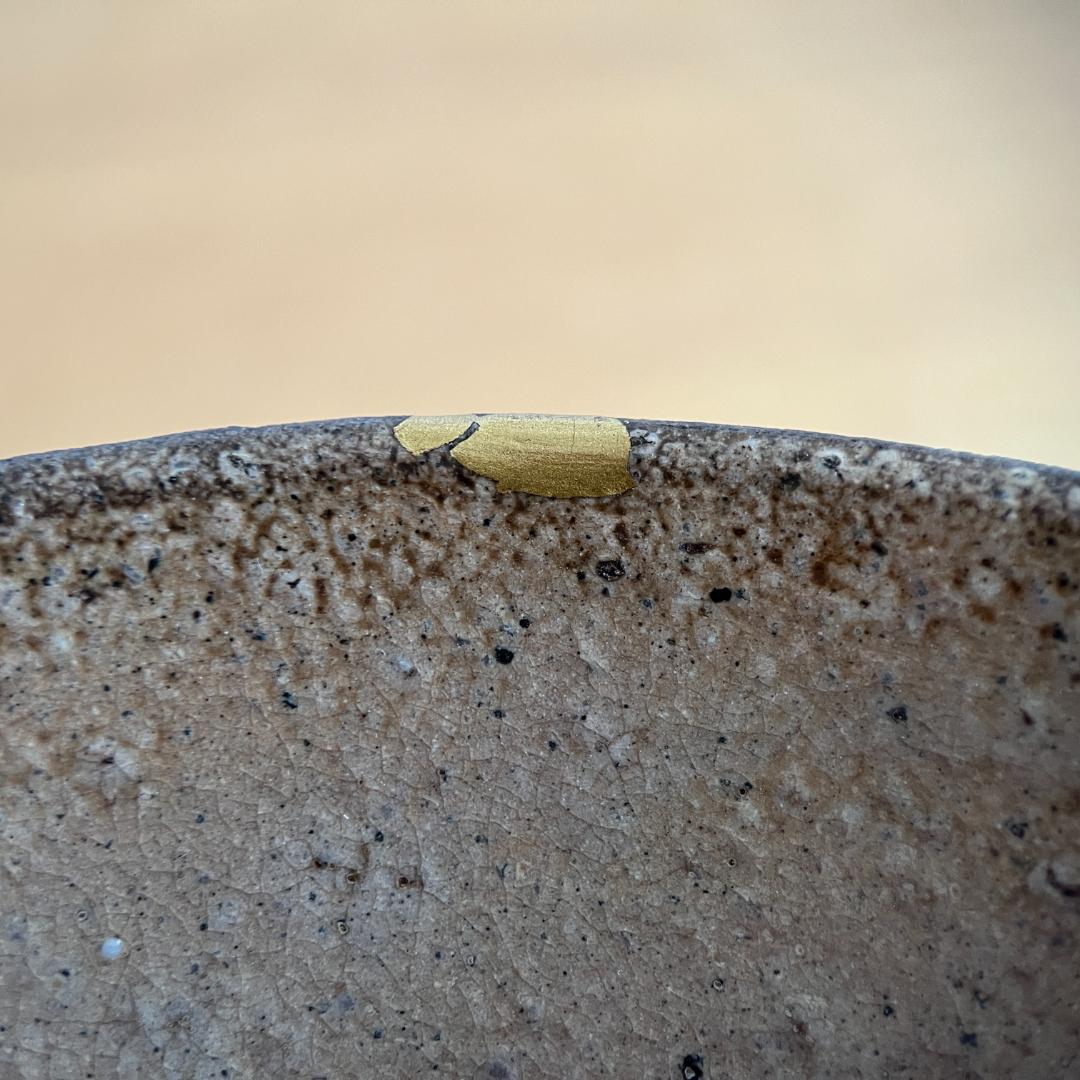 唐津茶碗 伝来記載箱・仕覆付 口部金繕い 高5.5cm φ14.0cm