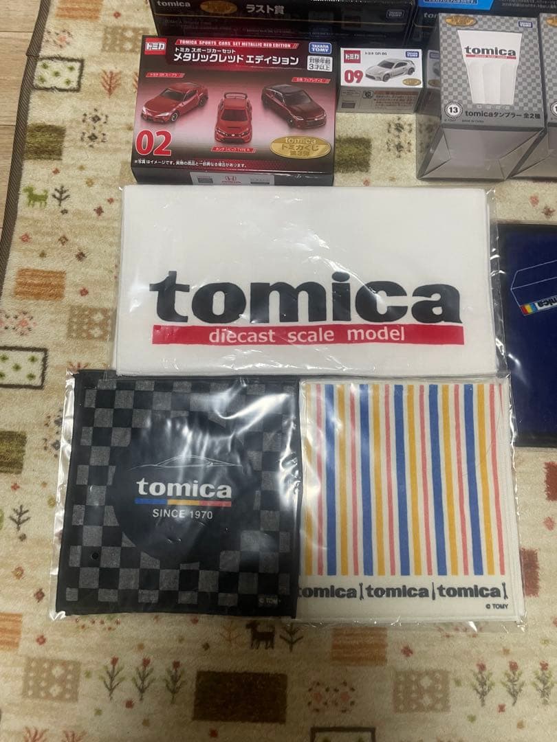 トミカ一番くじ　ラストワン　01 02 09などあります。