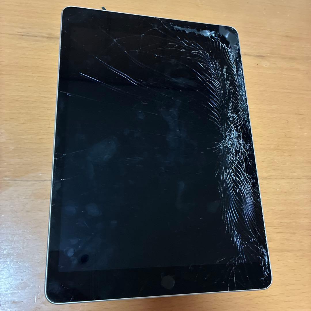 iPad本体 シルバー ひび割れあり　ジャンク