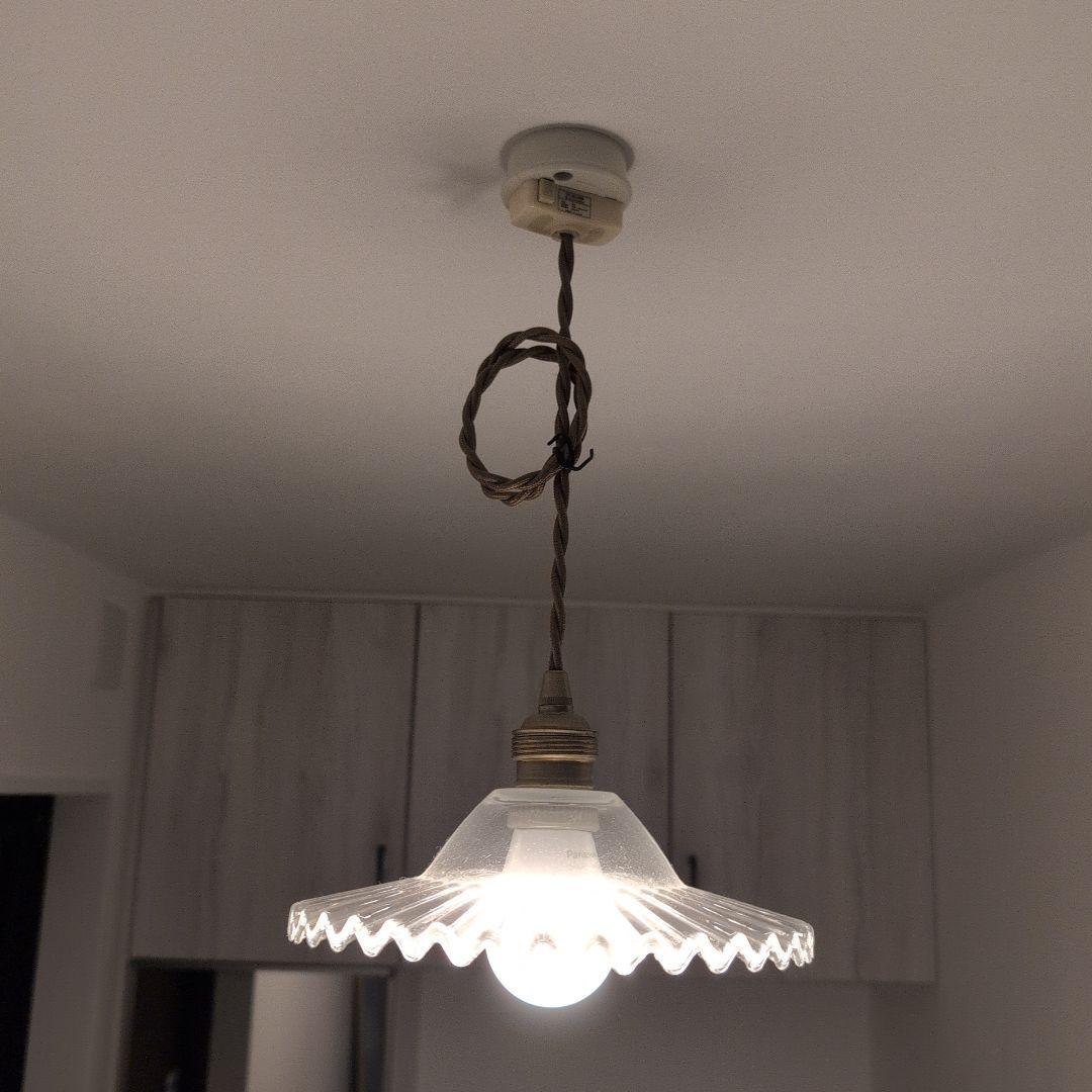 お値打ち　透明ガラス波型シェードのペンダントライト　真鍮　引掛けシーリング