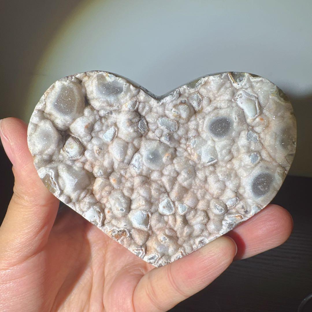 天然石キラキラ砂糖感じ瑪瑙のハート　置物　台座付きNO.041312