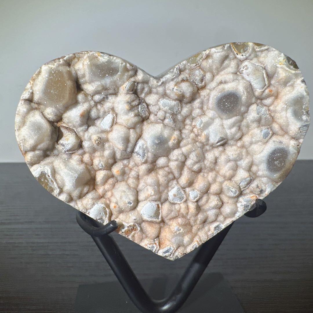 天然石キラキラ砂糖感じ瑪瑙のハート　置物　台座付きNO.041312