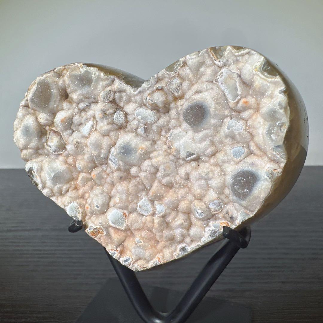 天然石キラキラ砂糖感じ瑪瑙のハート　置物　台座付きNO.041312