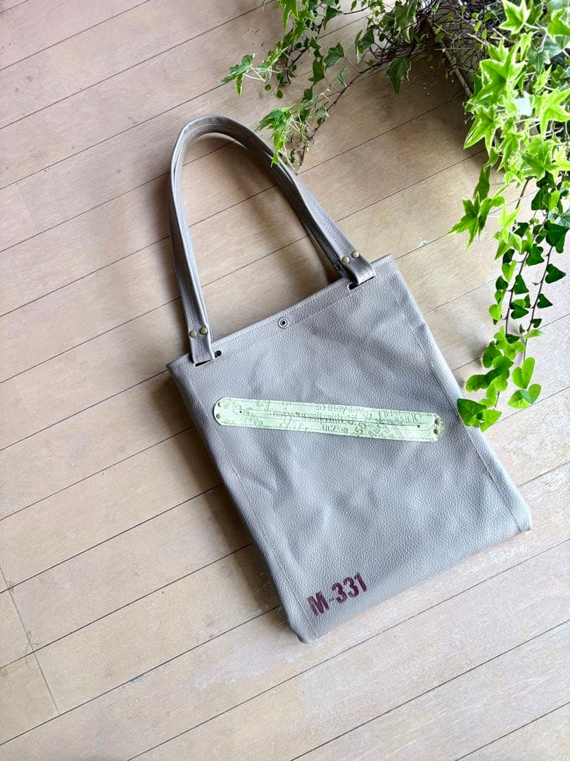 牛革モカグレー、パッチワークポケットの大き目トートバッグ