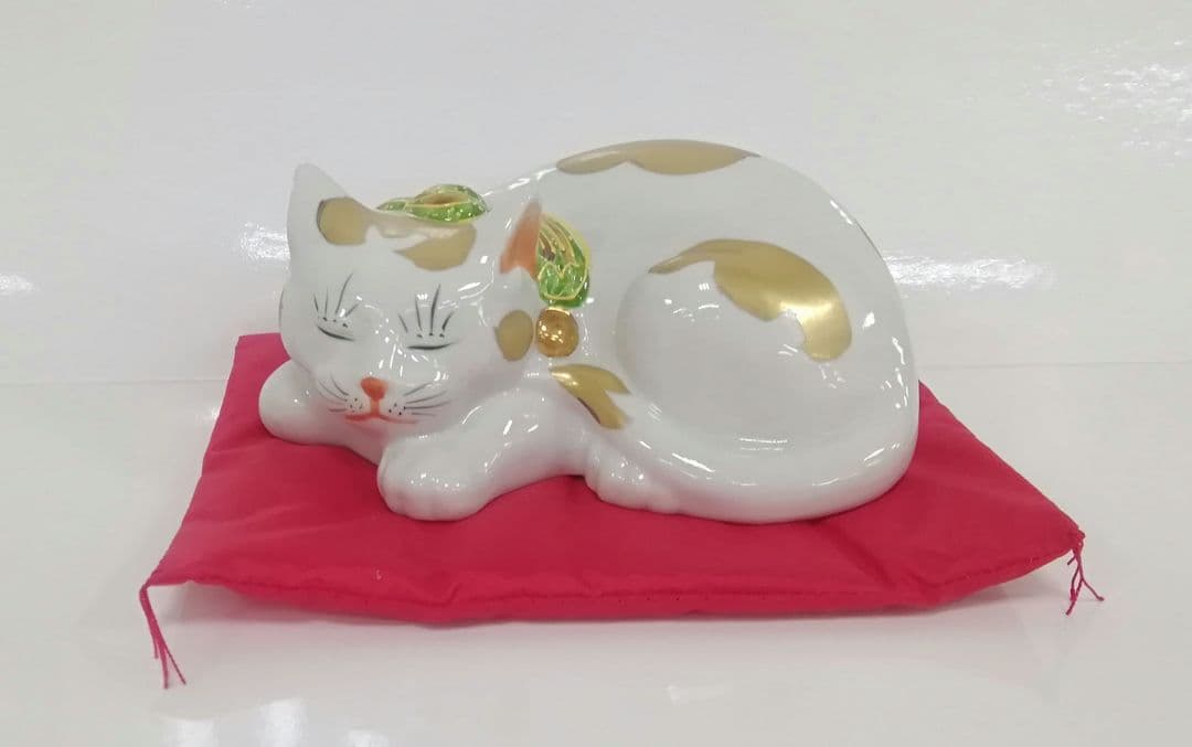 九谷焼　５号　眠り猫　金彩