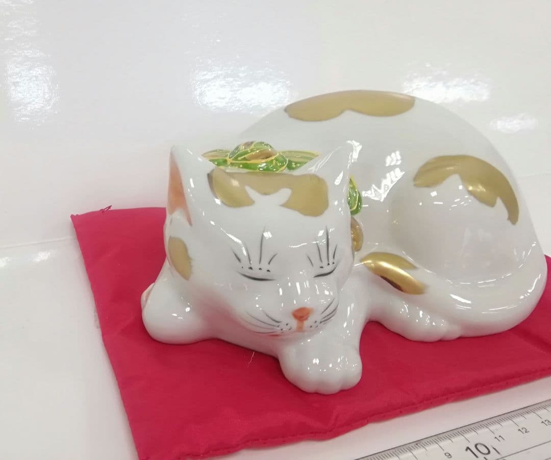 九谷焼　５号　眠り猫　金彩