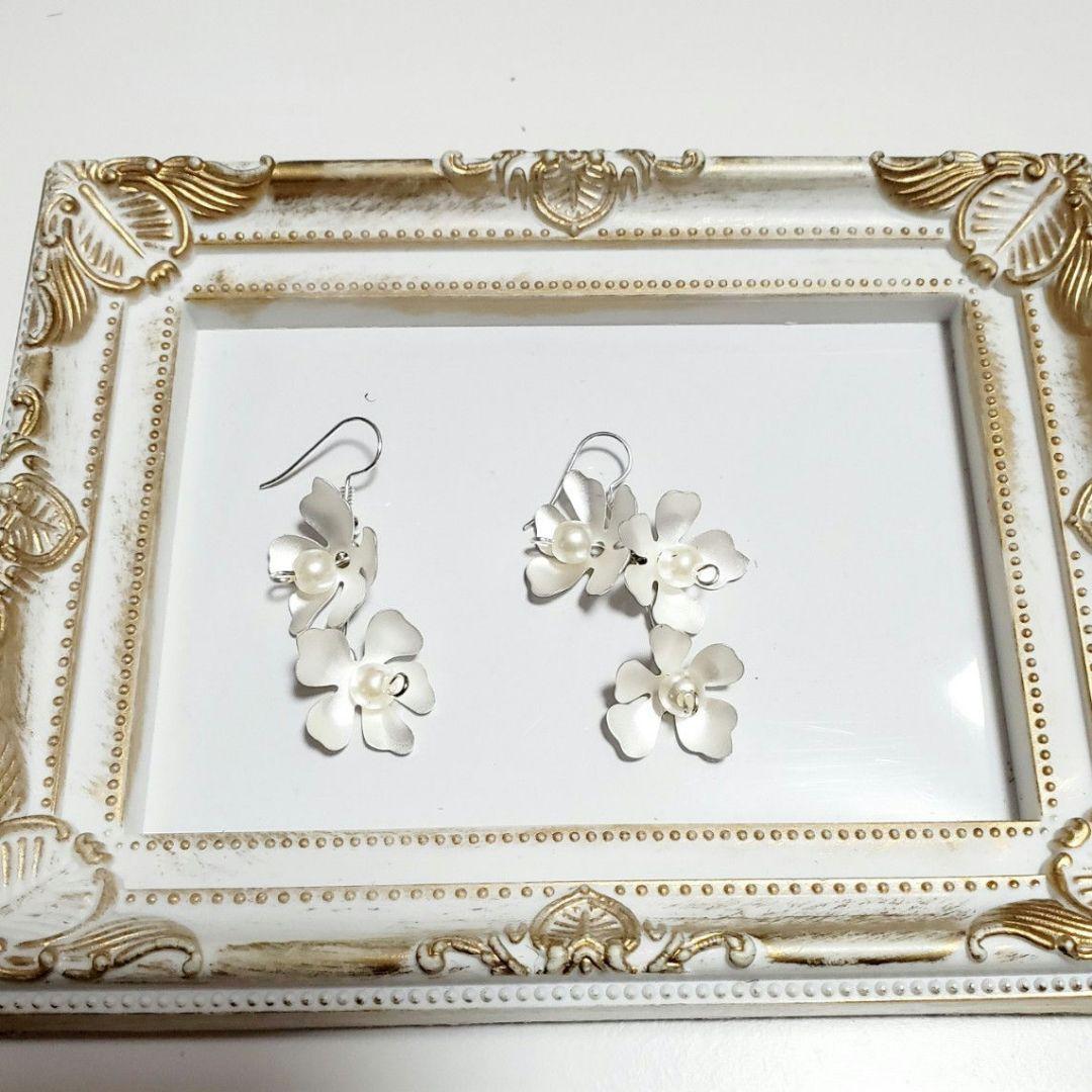 【専用】揺れるマットシルバーとパールのお花ピアス