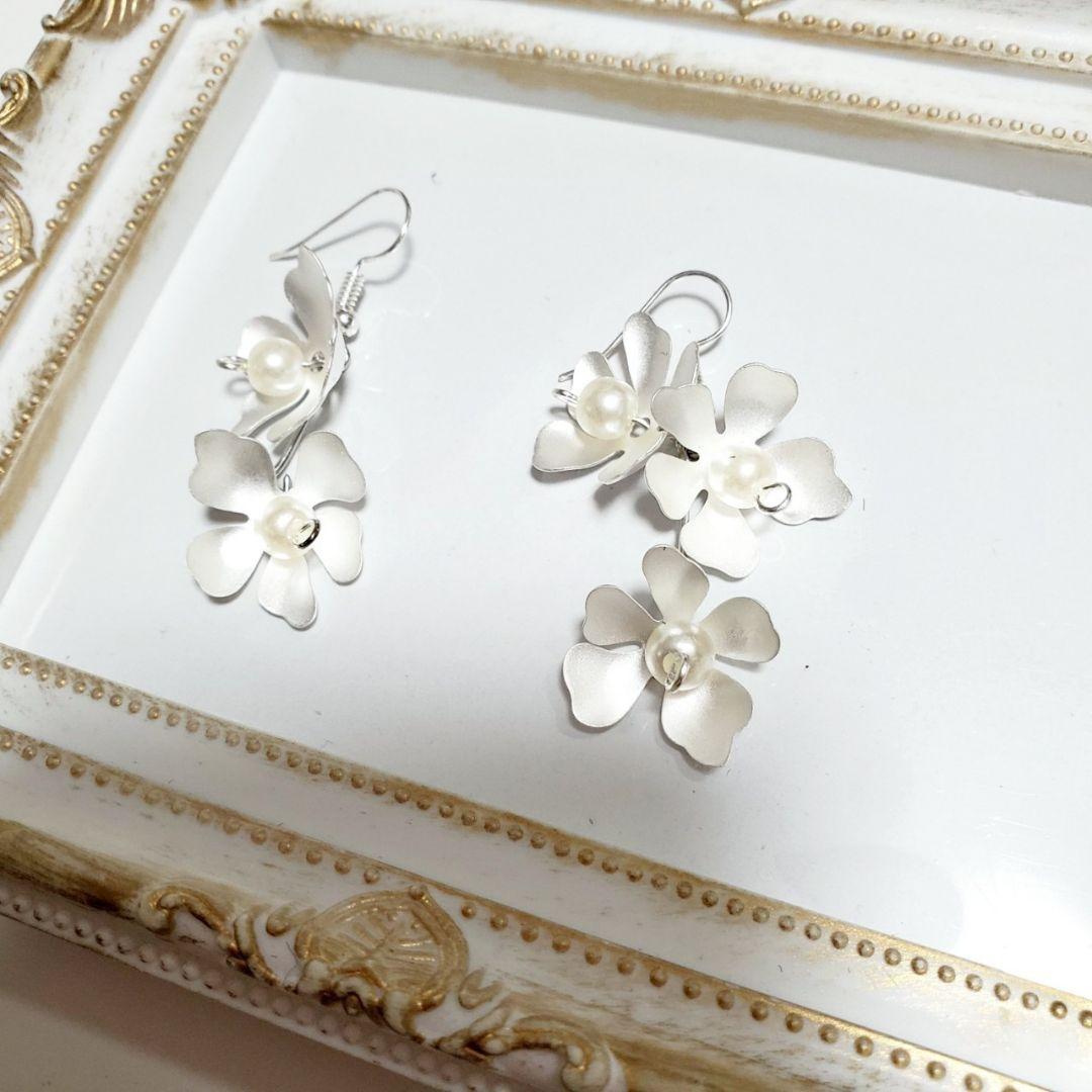 【専用】揺れるマットシルバーとパールのお花ピアス