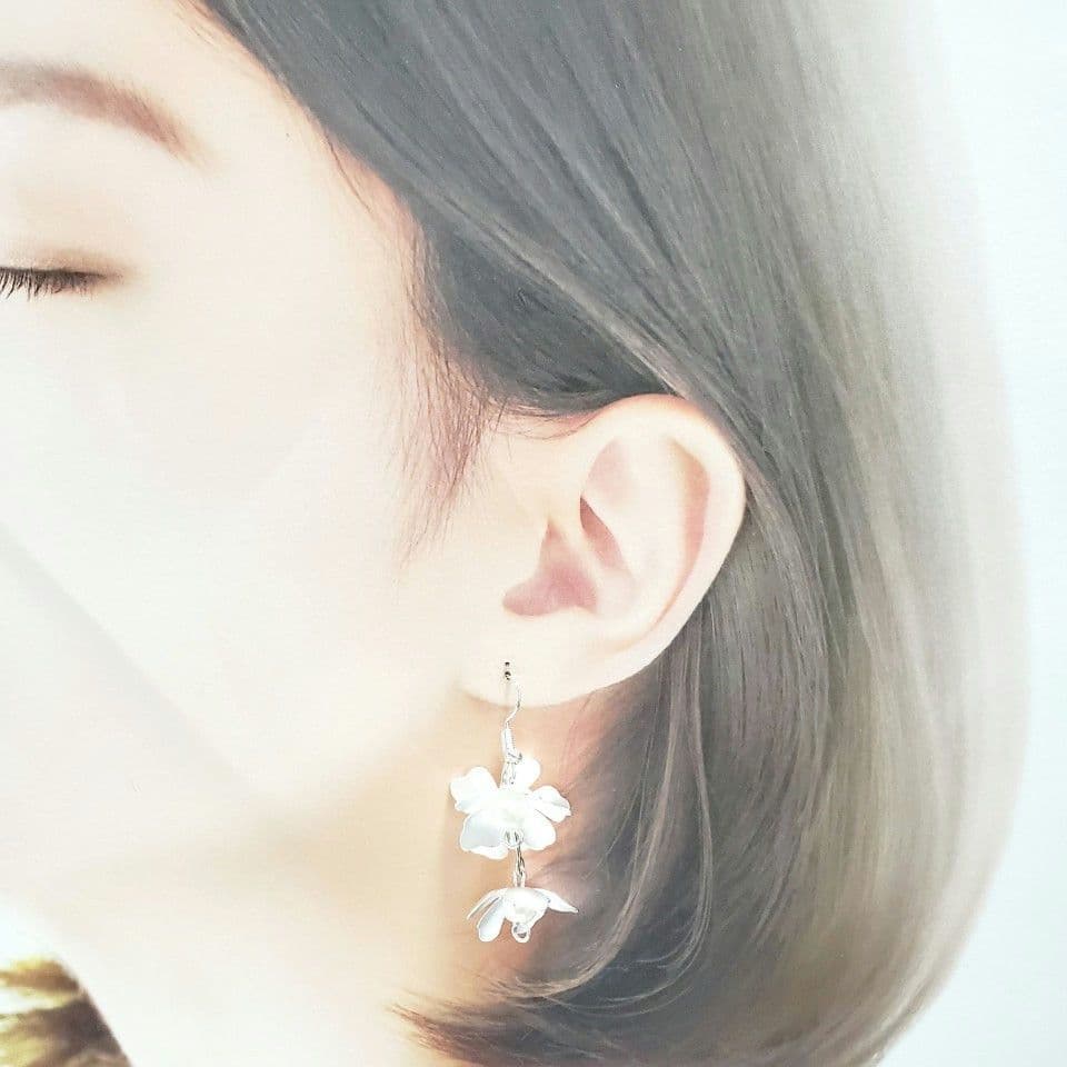 【専用】揺れるマットシルバーとパールのお花ピアス