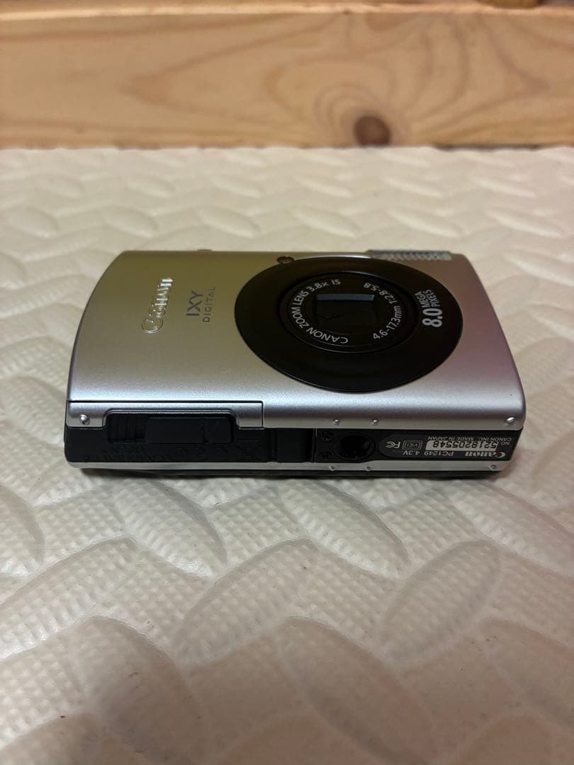 美品純正ケース付き　canon&キャノン　ixy 910is デジタルカメラ
