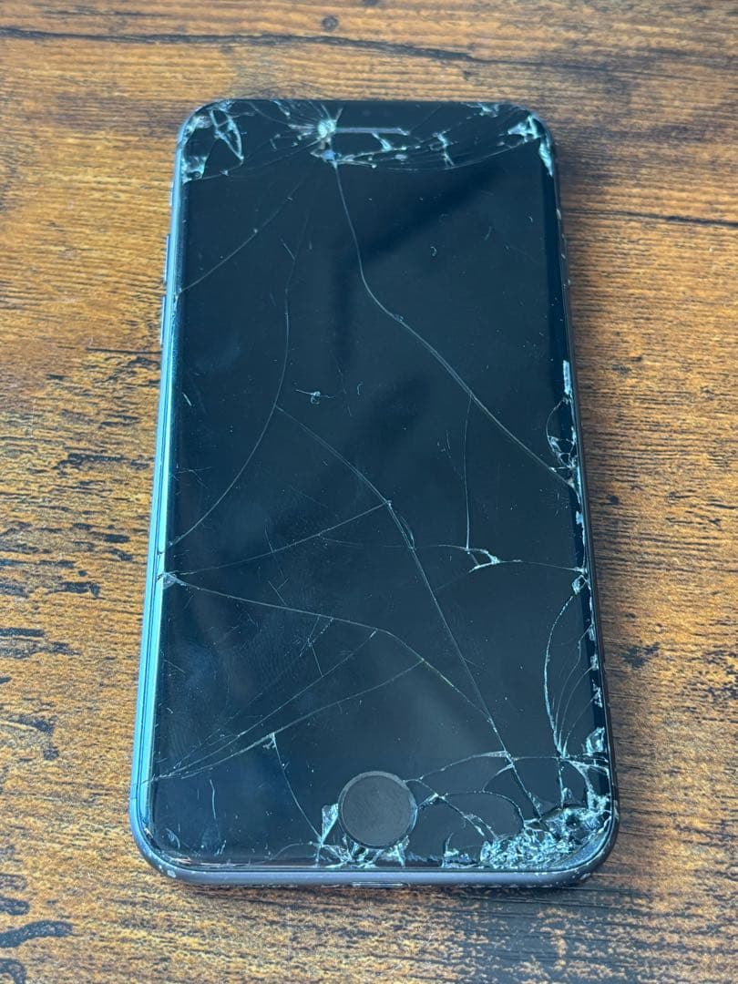 iPhone 8 Space Gray 64GB（画面・背面割れ）