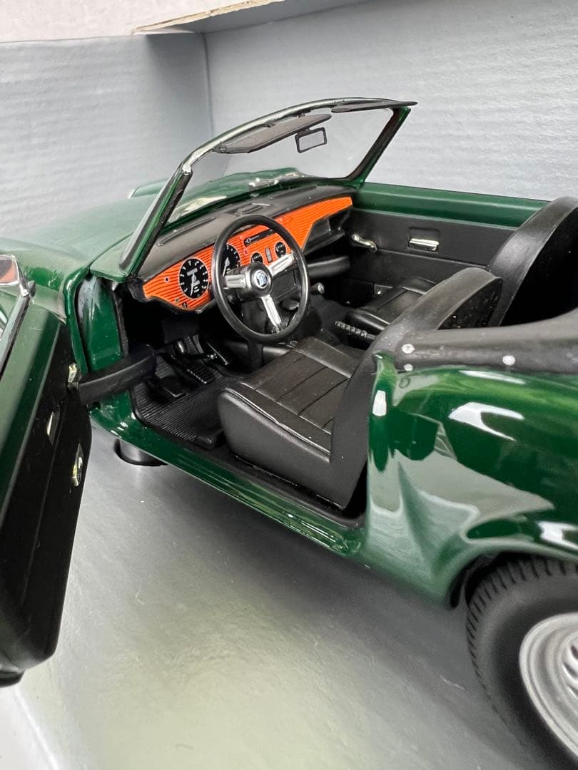 1/18★TRIUMPH SPITFIRE MK-Ⅳ 1970★トライアンフ