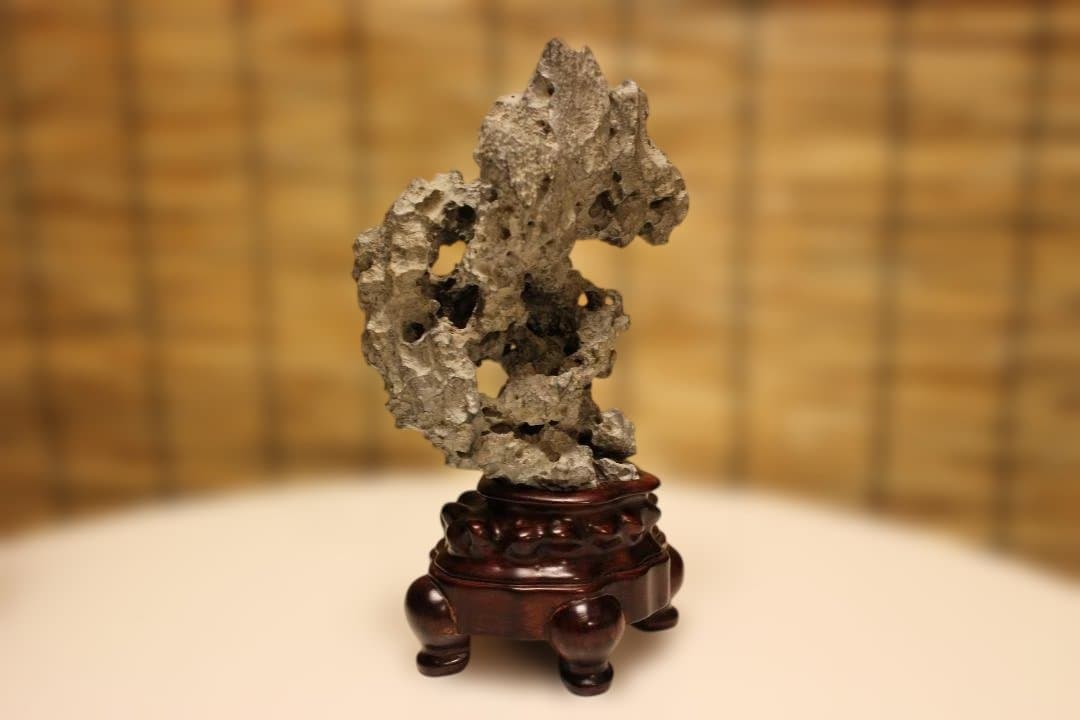 グレーの石彫刻 木製台座付き 太湖石　中国